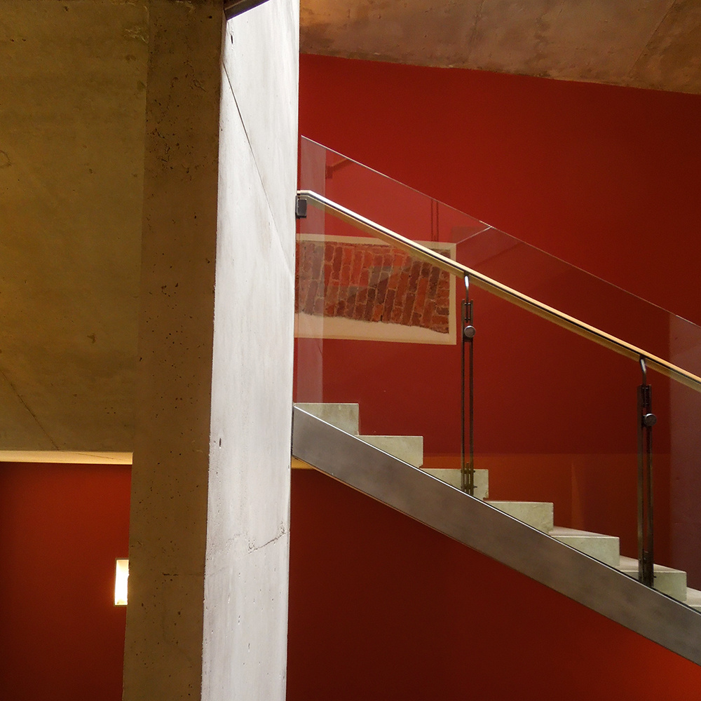 Красный квадрат Эрмитаж здание Главного штаба лестница ступени балка