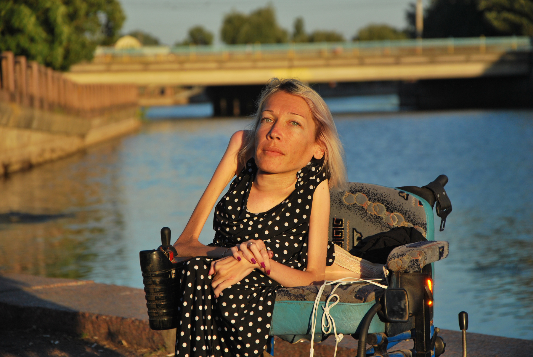 На Набережной Кировограда модель продам река девушка инвалид коляска красотка работа реклама кировоград