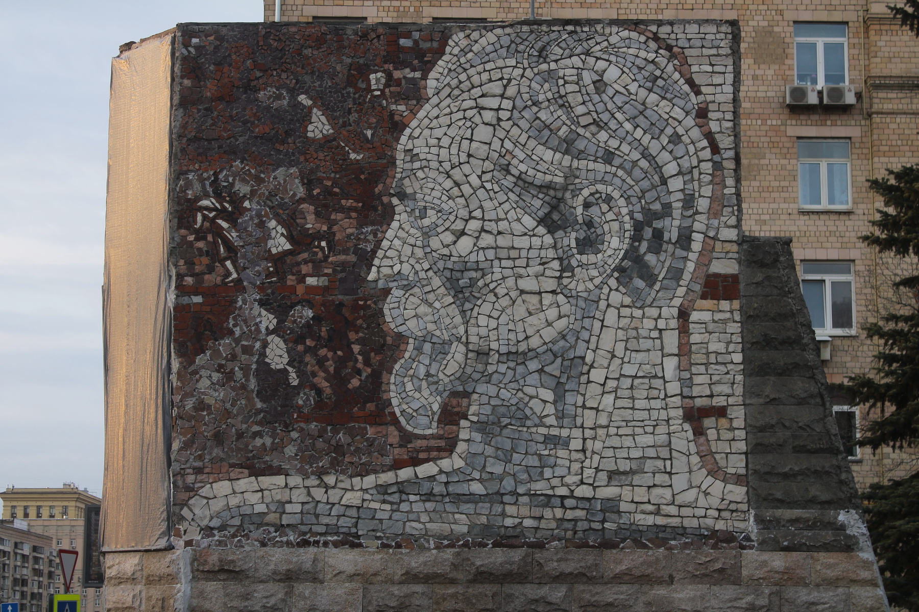 Памятная стела с мозаичным портретом Ф. Э. Дзержинскому на Проспекте Мира Москва