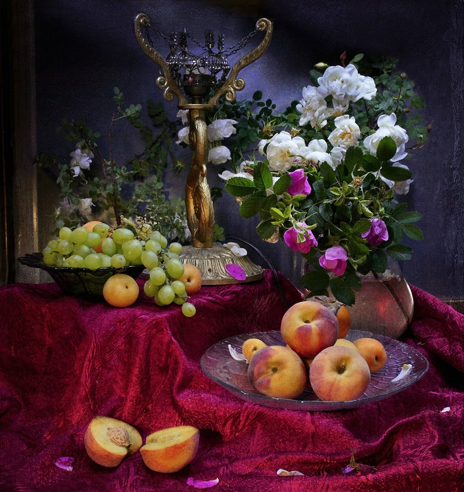 С розами и персиками персики розы виноград