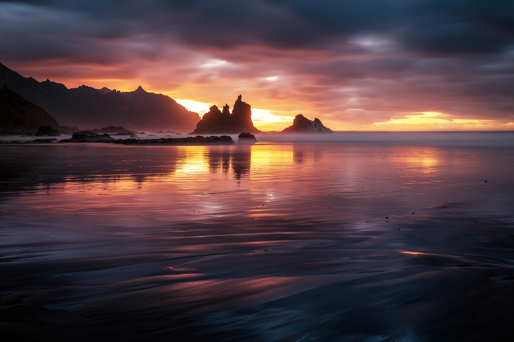 Отблеск давно минувшего дня Испаня Тенерифе Бенихо закат отражения скалы облака океан пляж песок небо вода