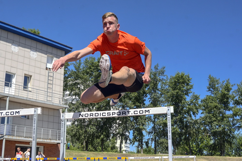 Легкоатлет-Барьерист Барьерный бег мужчины легкая атлетика Стадион Иркутск забег