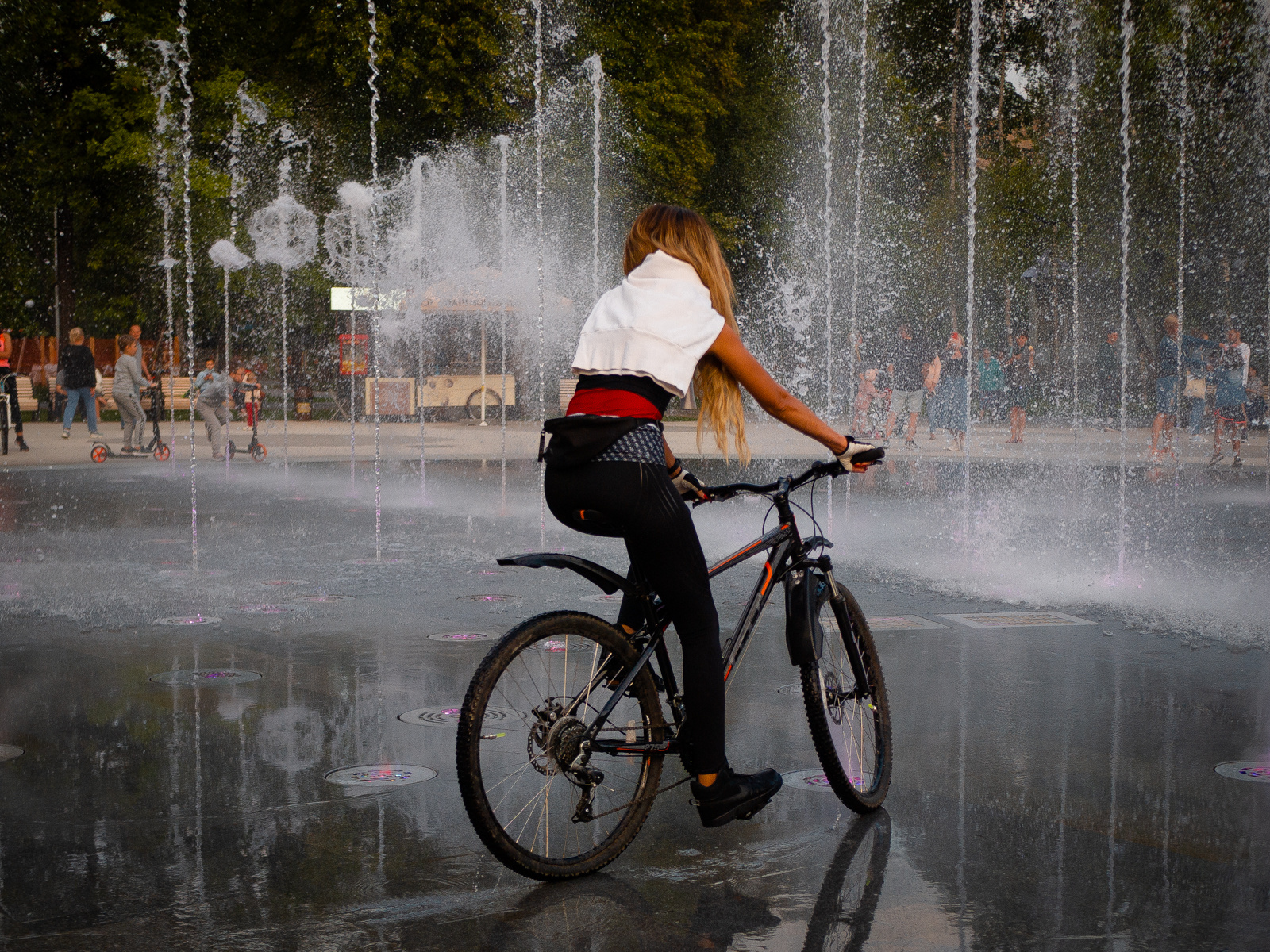 В Центральном парке город велосипедистка фонтан велосипед
