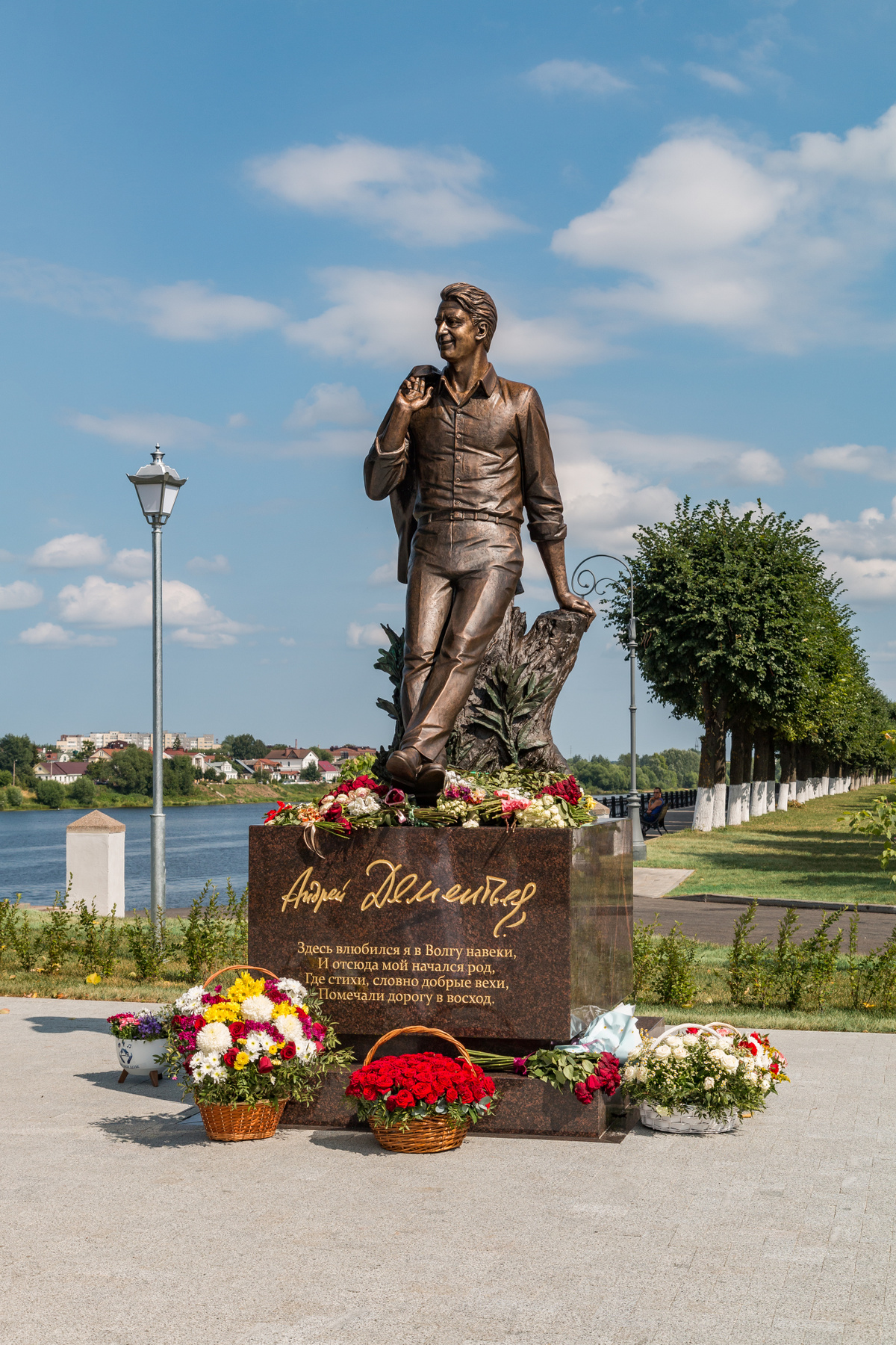 Памятник Андрею Дементьеву в Твери. Памятник Волга Тверь