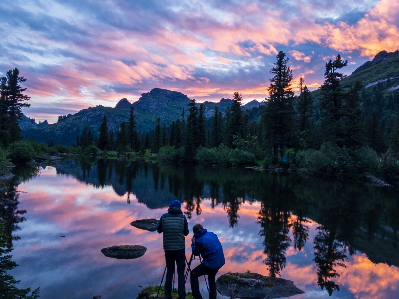Фотографы ловят красивый свет на рассвете, озеро Лазурное рассвет пейзаж ергаки лазурное озеро