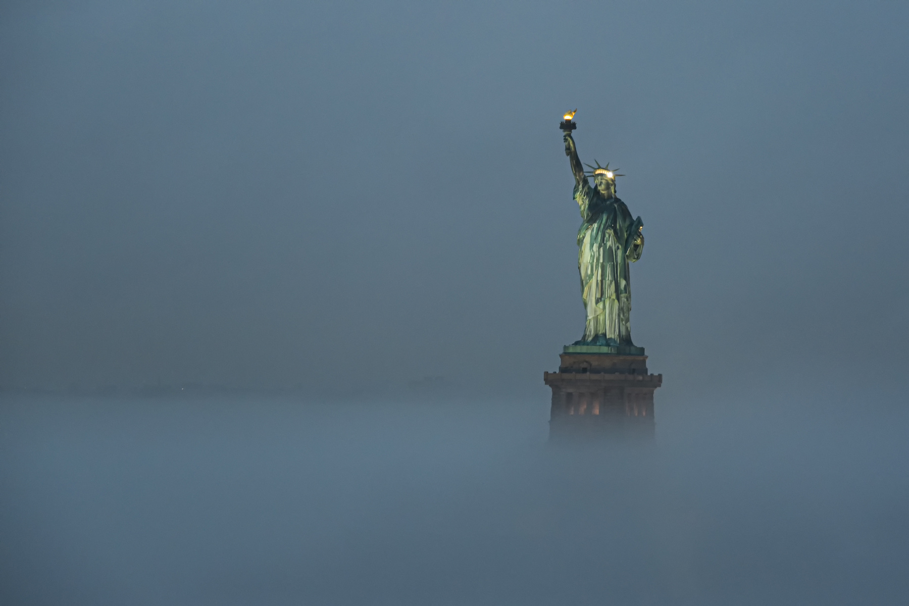 Свобода в тумане Статуя Свободы Нью-Йорк туман