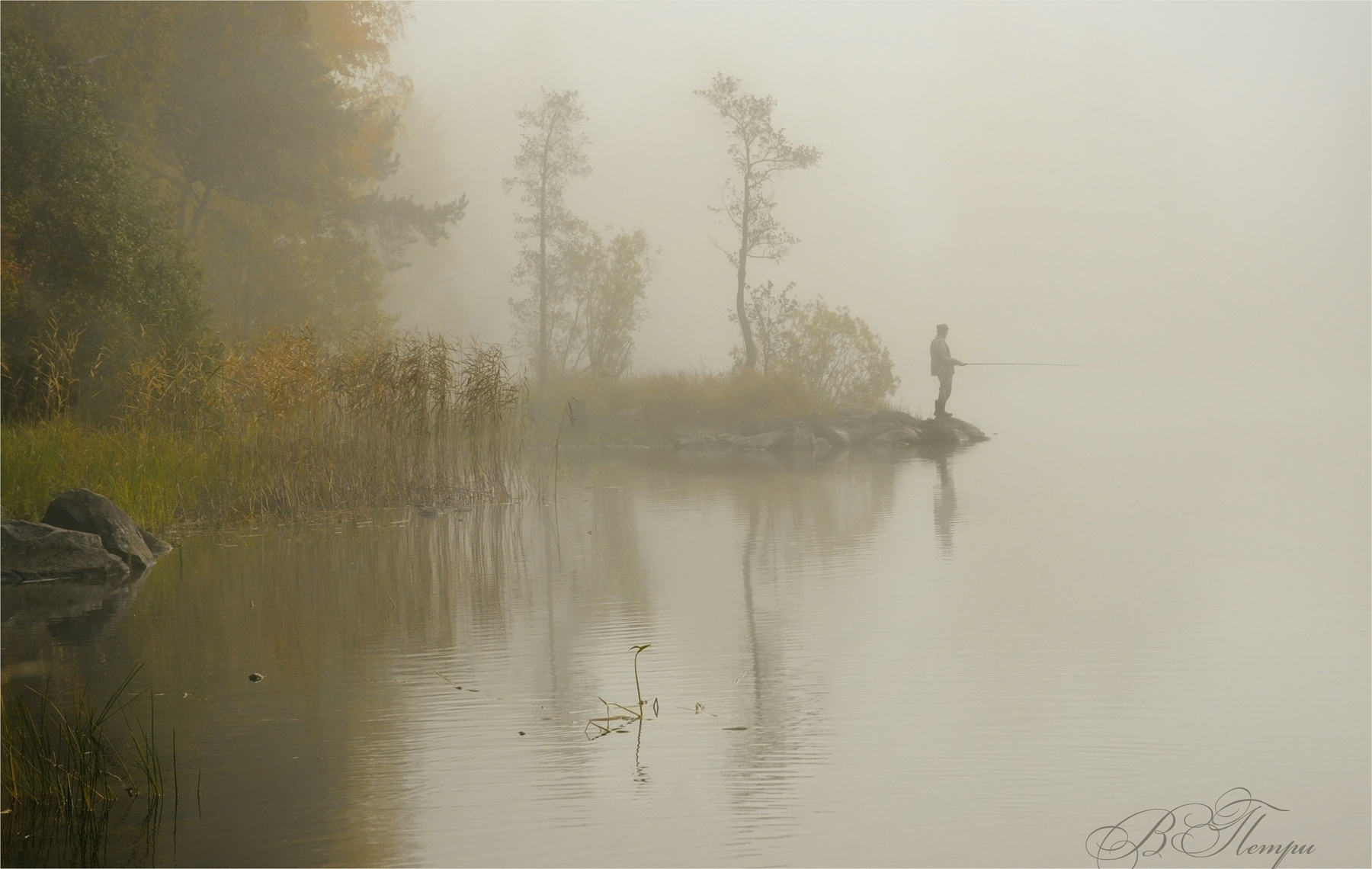 Туманное утро с рыбаком Рыбак туман озеро отражения