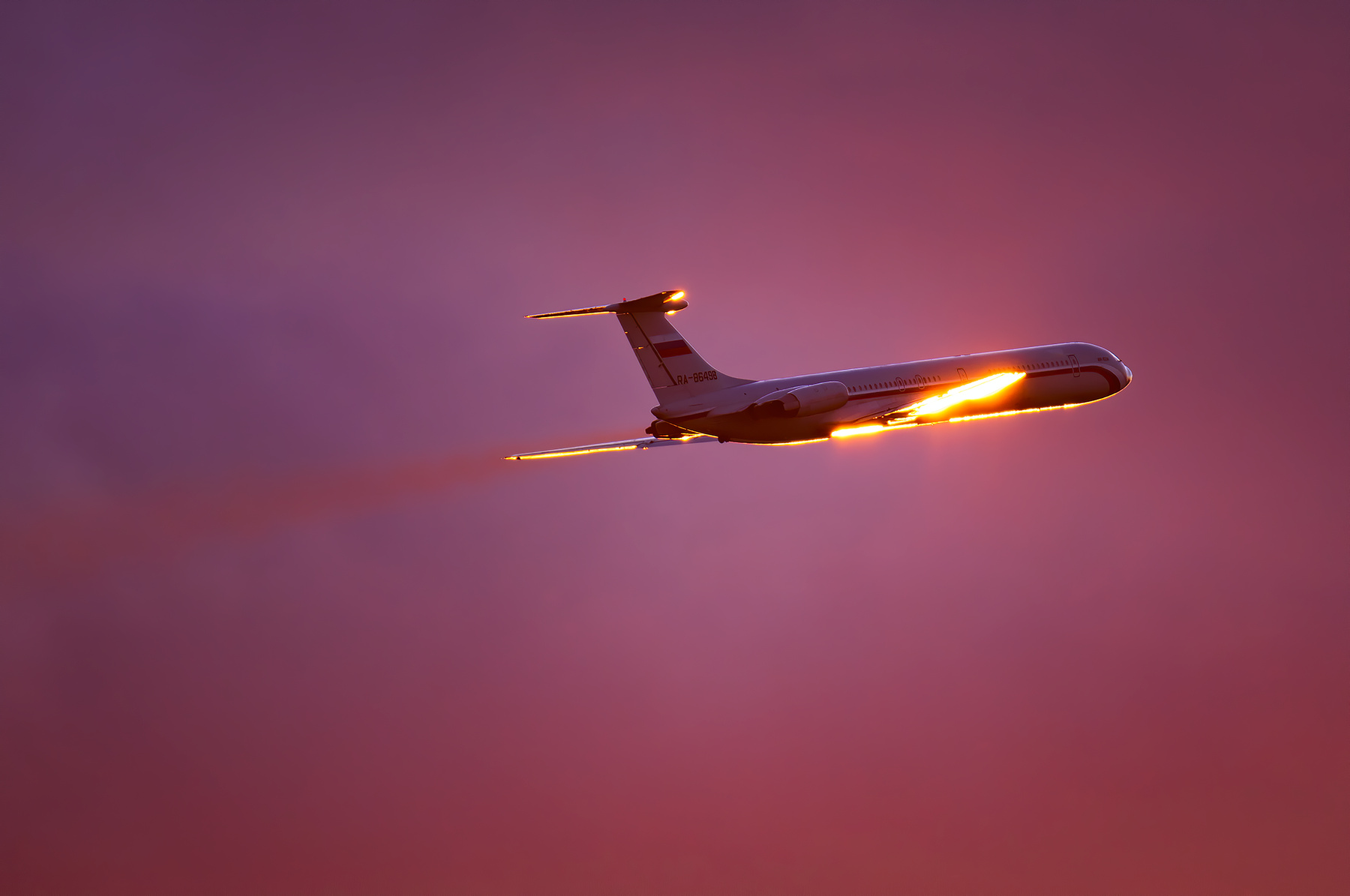Взлёт Ил-62М на закате. ил62 самолёт аэродром