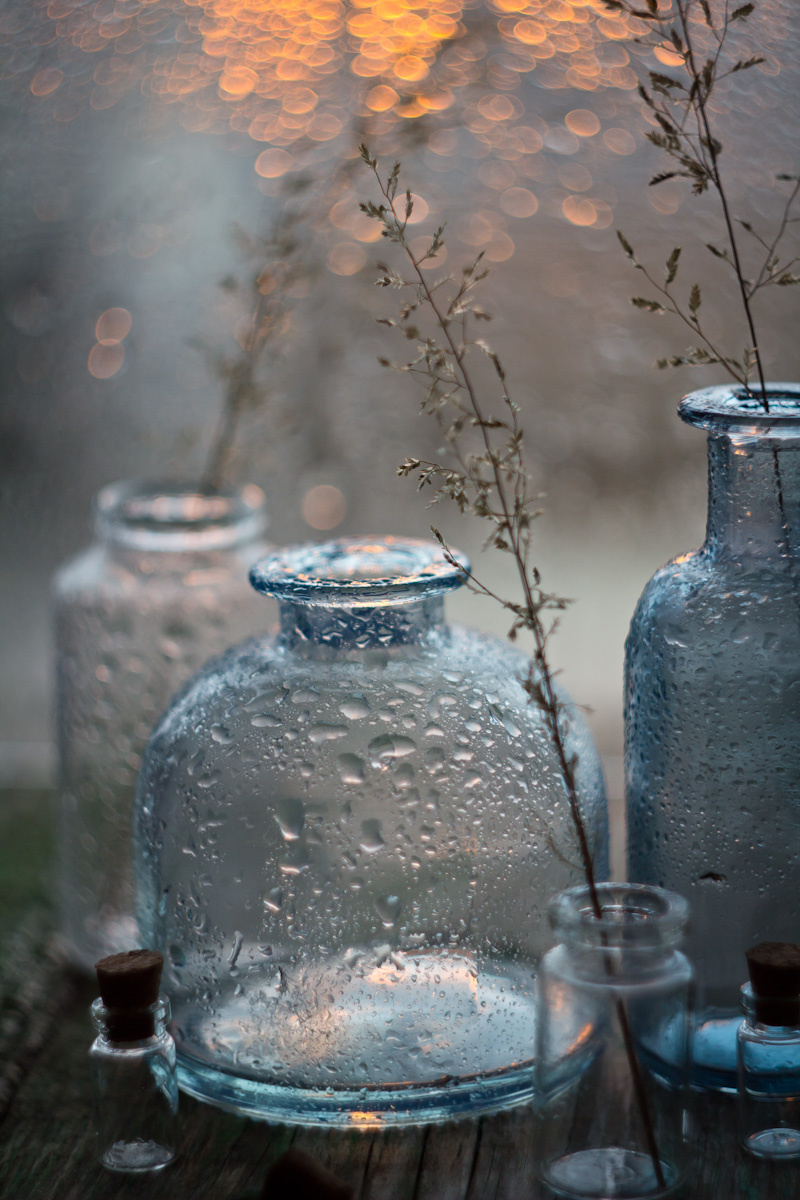 Бутылочный натюрморт 2 трава натюрморт боке прозрачный брызги вода закат солнце бутылки банки стекло красивый лето