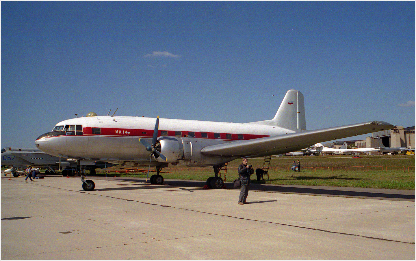 Ил-14М Ил-14М 1998 август Жуковский авиация самолет стоянка