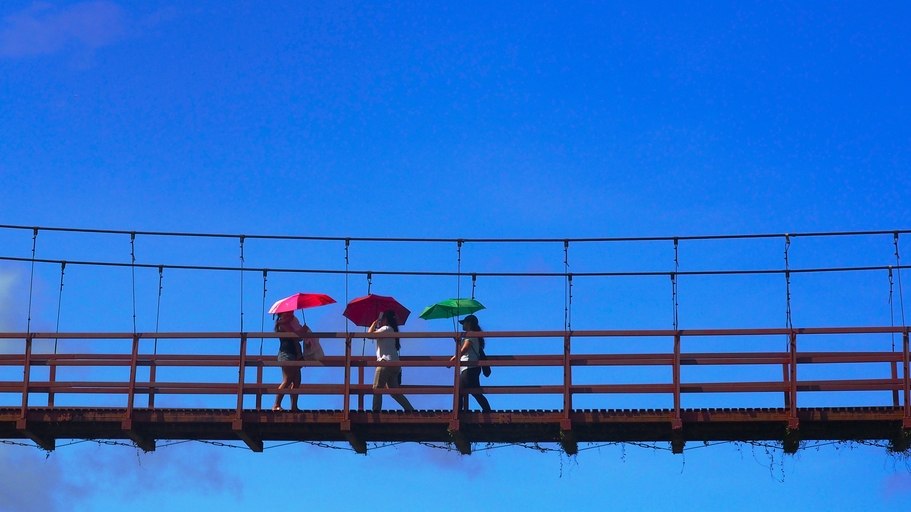 Встреча на мосту Путешествие Филиппины море лодка мост зонтики цветные
