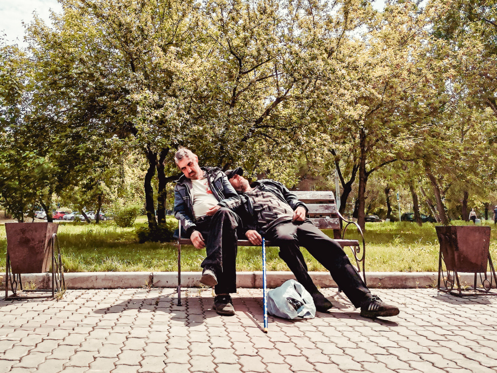 Из серии «Уличная экзистенция» Россия 2021 стрит фото улица люди фотограф наблюдения экзистенция город парк сон мужчины лавка сиеста
