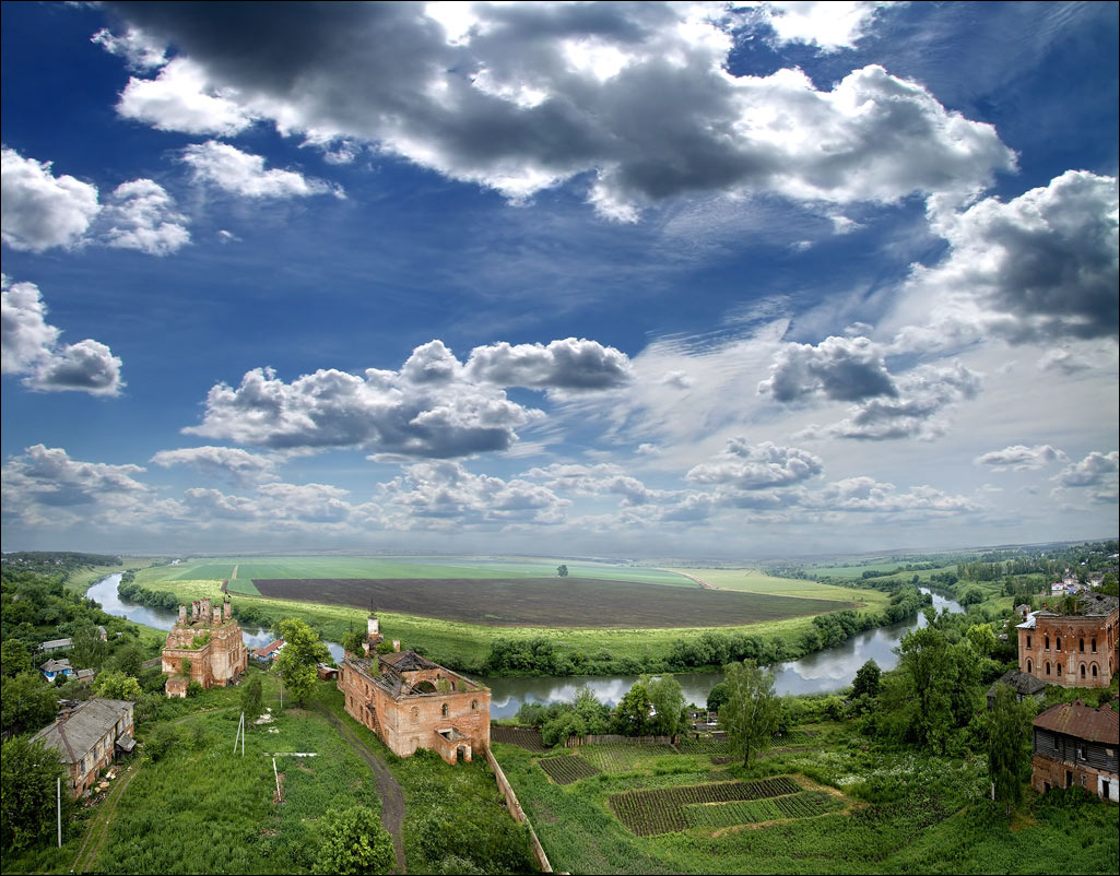 Монастырь и г. Белев на реке Ока. река Ока небо облака город Белев монастырь