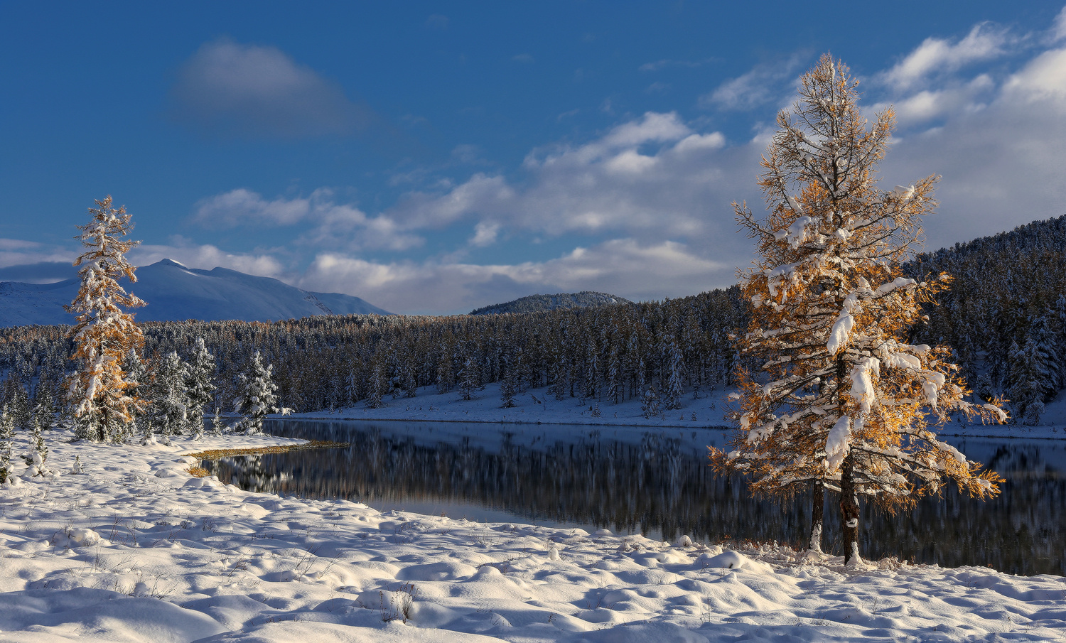 В лучах заходящего солнца Алтай Горный озеро Киделю Улаганский перевал снег