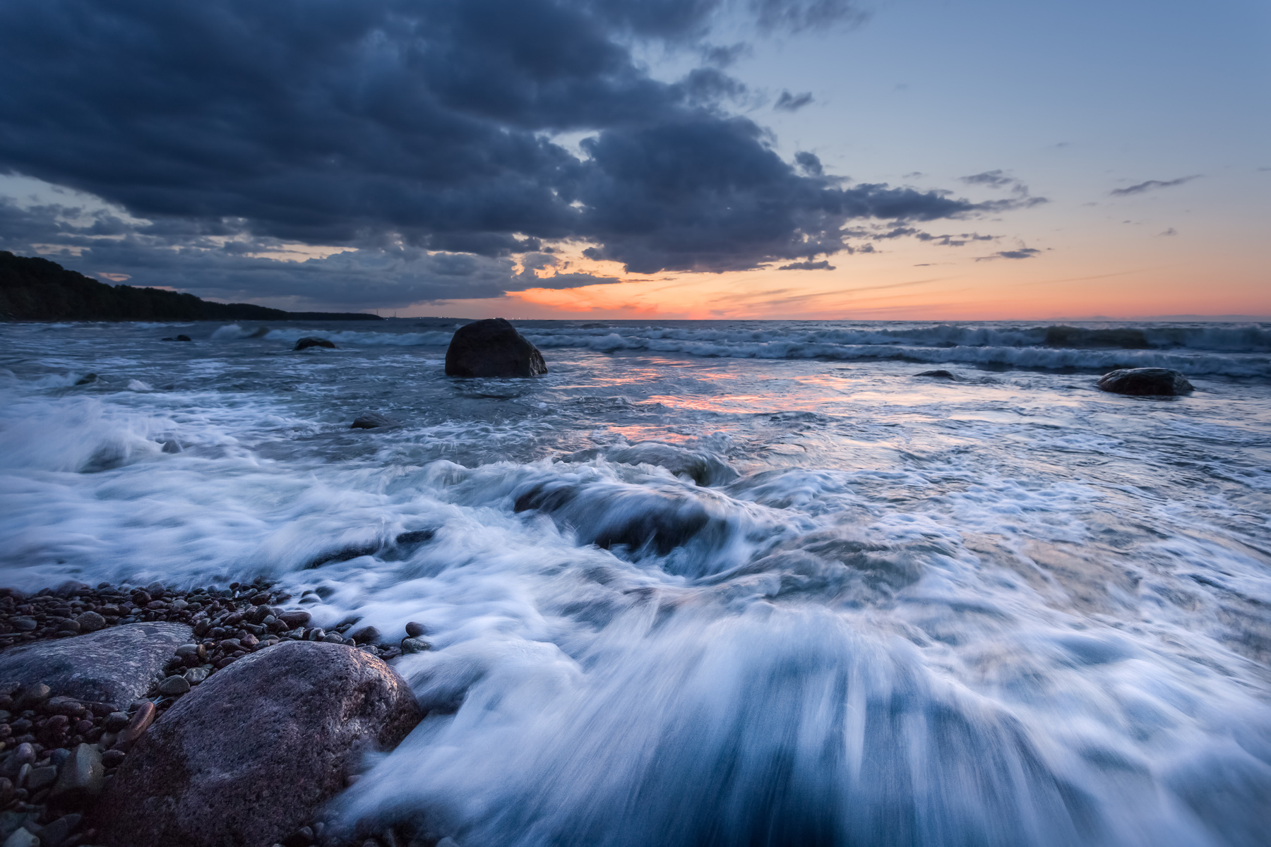 Море волнуется Балтика вечер волны