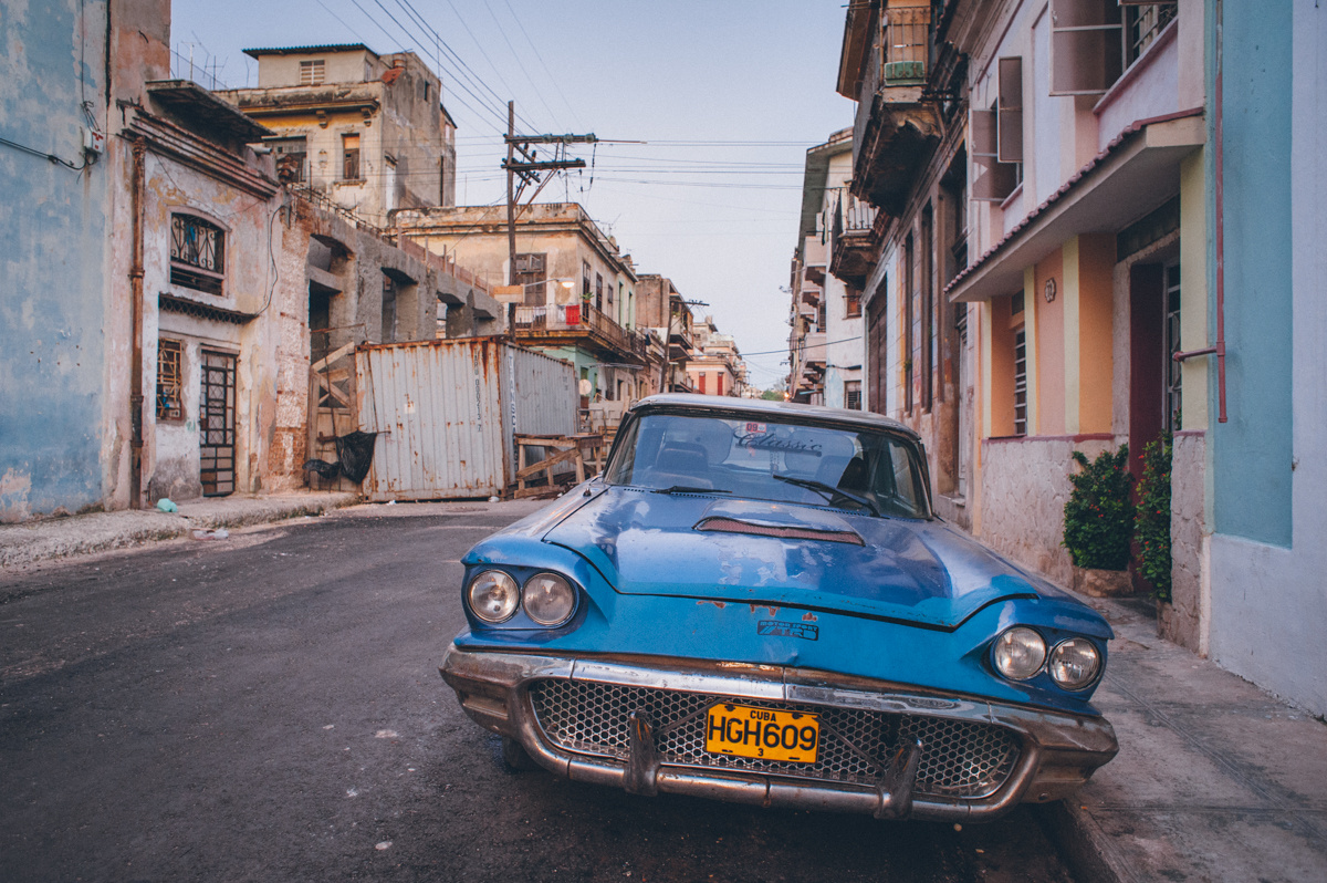 На улицах Гаваны Куба Гавана олдтаймер уличное фото