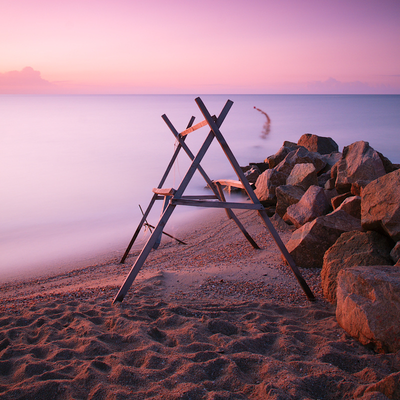 Poised sunrise пляж берег лето камни море вода горизонт небо рассвет квадрат минимализм длинная выдержка