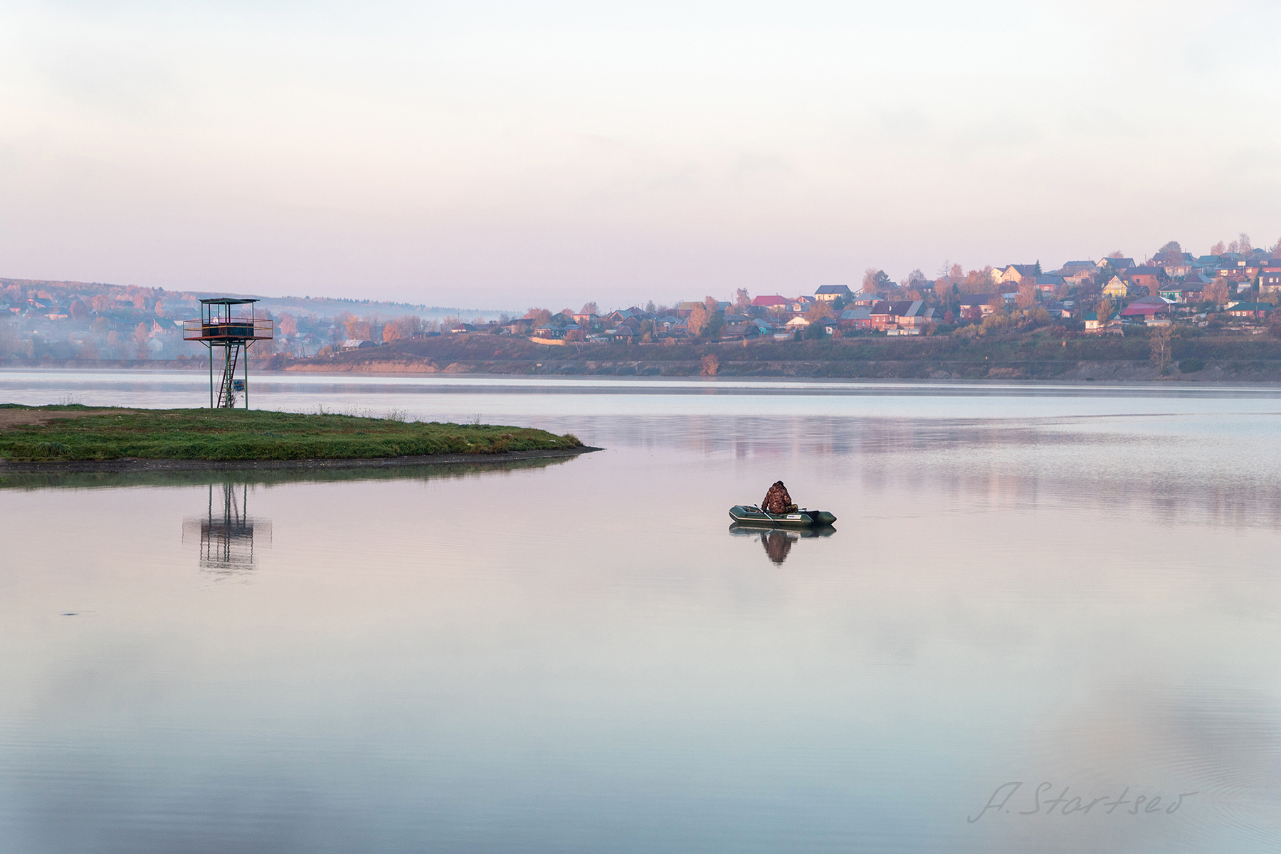 Рыбак пруд утро лодка рыбак пейзаж озеро вода отражение Лысьва Пермский_край
