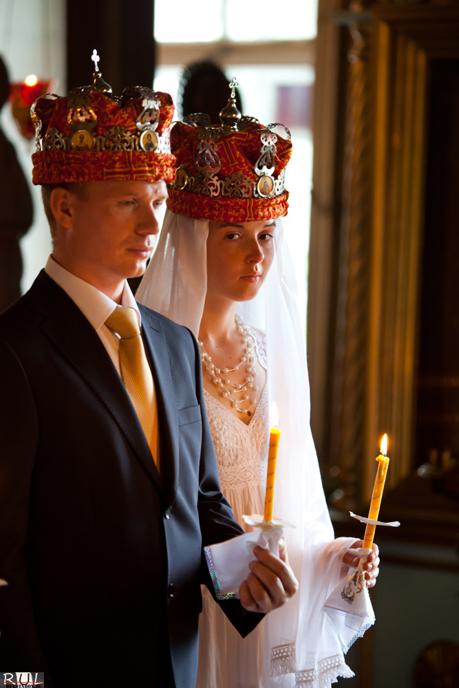 Венчание Свадьба церковь венчание жених невеста свечи короны священник красиво http://rul.inspider.ru/
