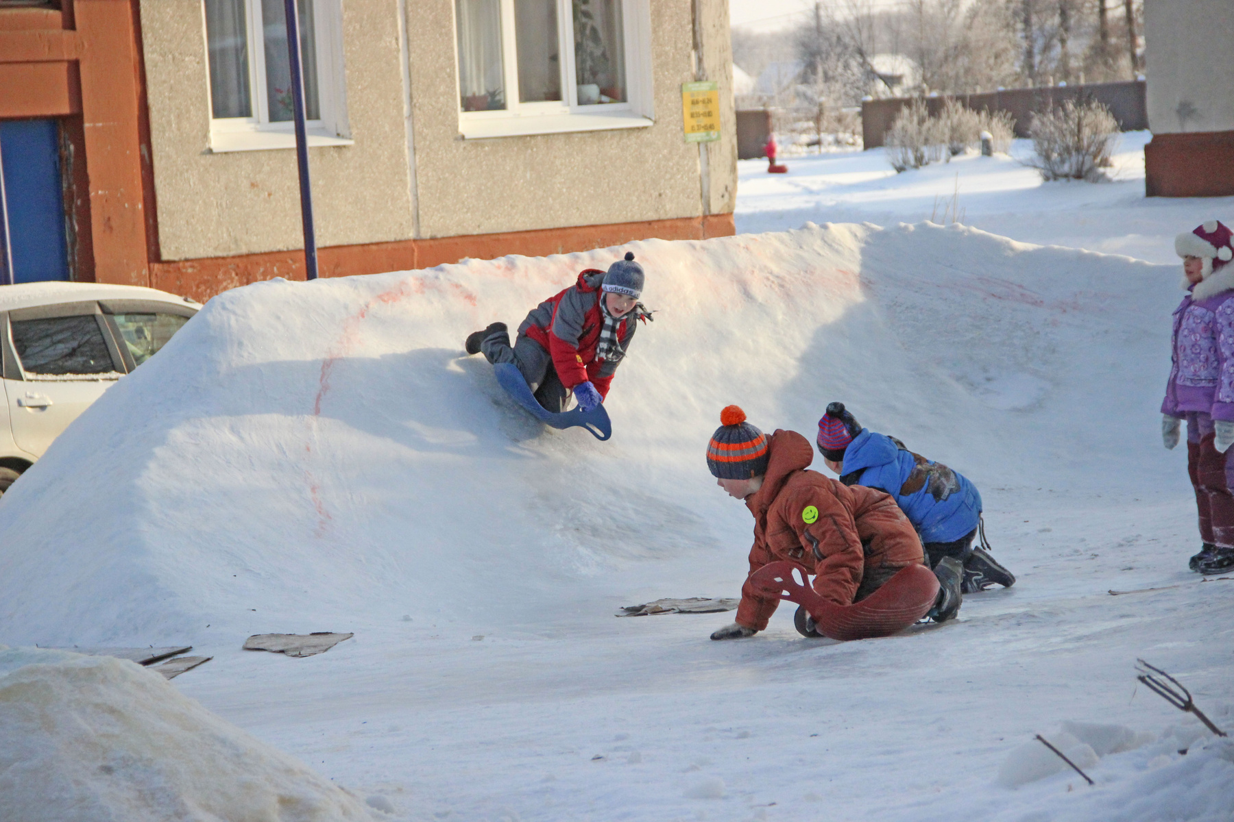 На горке зима Россия Сибирь снег дети горка