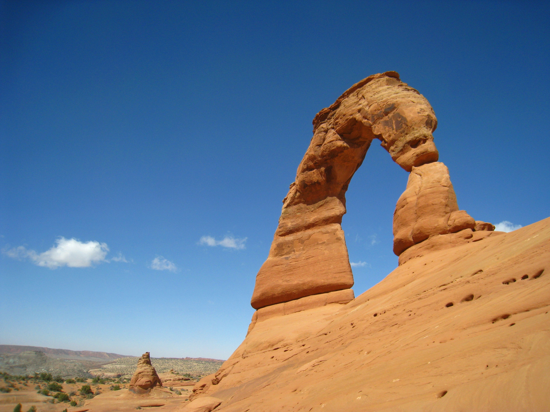 Символ штата Юта - Delicate Arch. Америка озеро природа скалы
