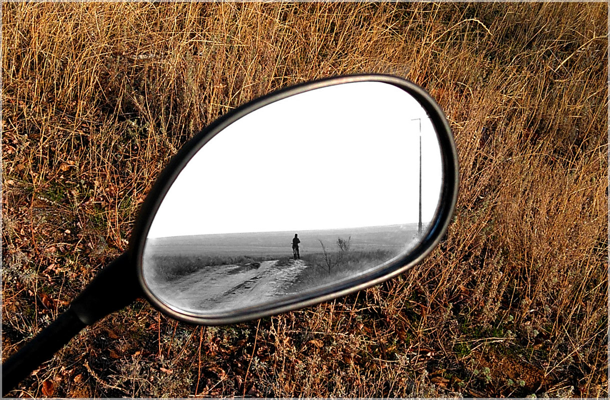 Алиса в Зазеркалье зеркало отражение осень степь мотоцикл дорога девушка