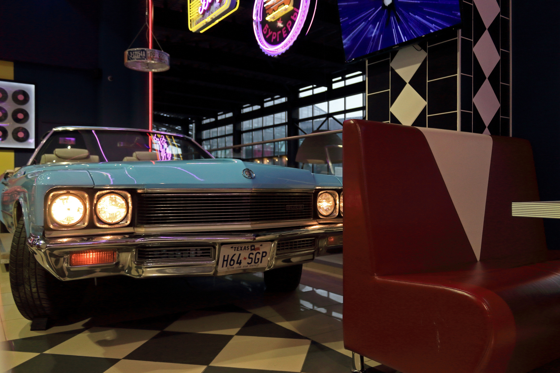 1971 Buick Centurion. Ресторан кафе машина 1971 Buick Centurion пластинки сиденья кресло кресла голубой жёлтый фиолетовый отражение огни фары номер номера плитка пол окно