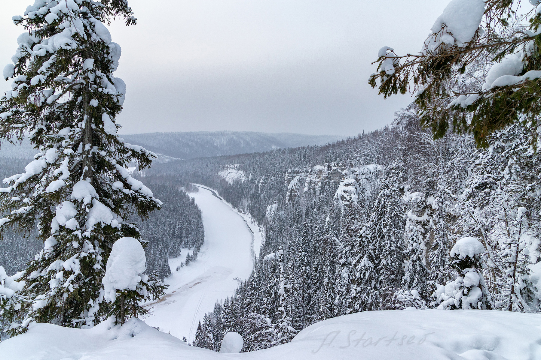 Вид с Усьвинских Столбов зима снег река Усьва скала пейзаж природа Урал лес панорама туризм