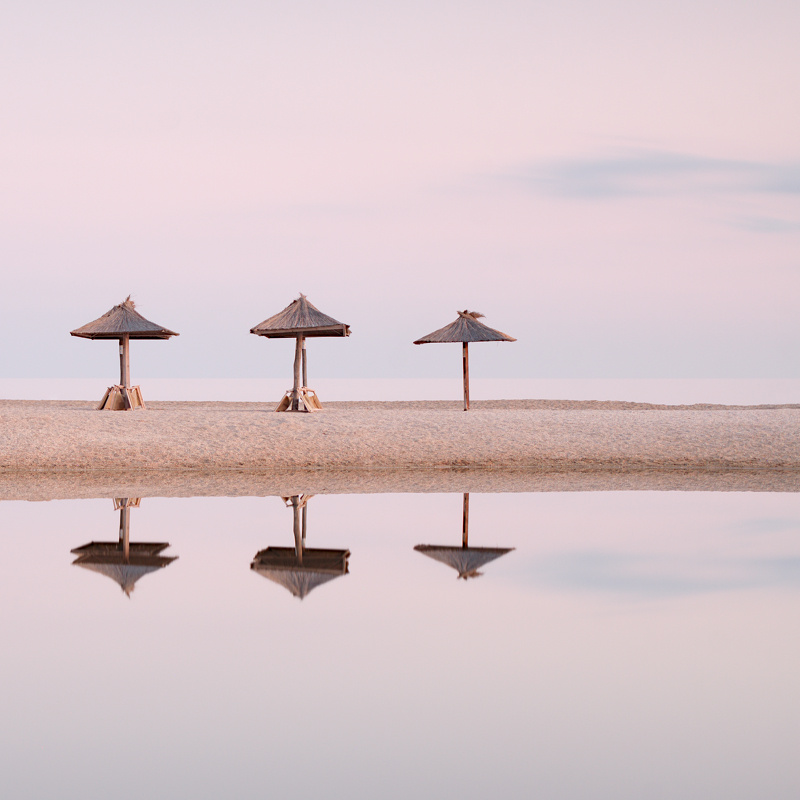 Multiplied by two зонтики пляж берег песок отражение вода море лето небо Утро горизонт квадрат минимализм длинная выдержка