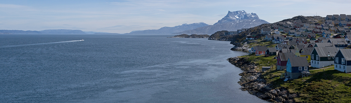 Побережье юго-западной части Гренландии гренландия фьорд godthab нуук море побережье горы катер крыши дома