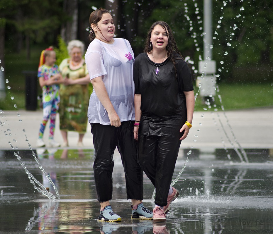 "Ой, мороз, мороз..." девушки фонтан парк город Новосибирск лето