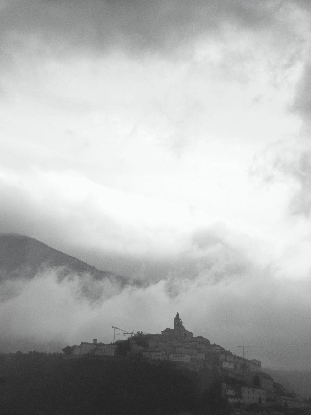 *** гора туман италия башенный кран простор пейзаж город облака