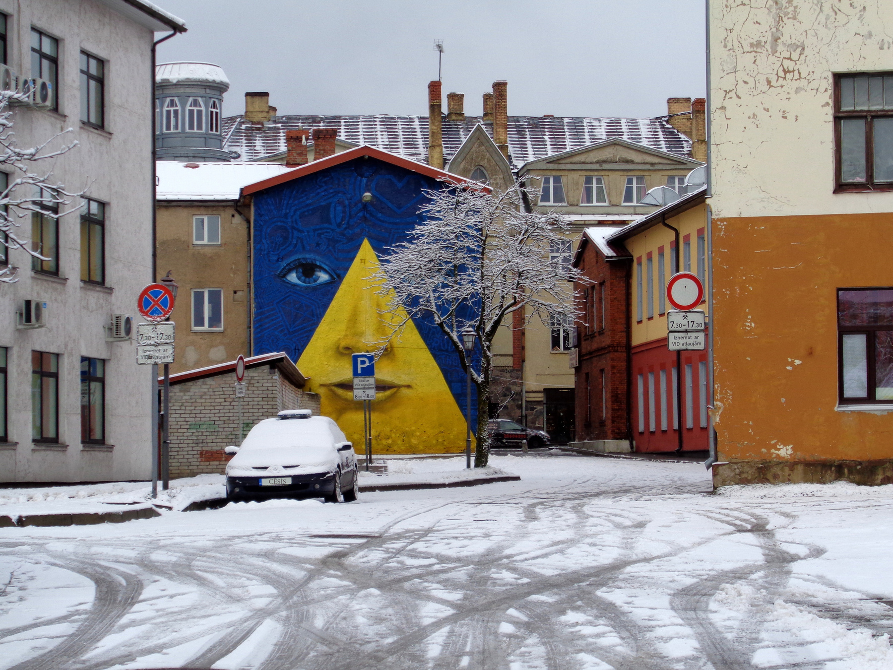 *** город Latvija Cēsis фреска деревья машина дома дорожные знаки снег.26.12.2020 13 00