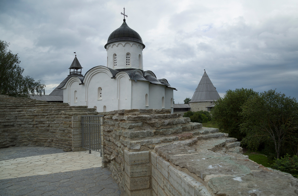Вид с Раскатной башни старая_ладога церкви монастыри