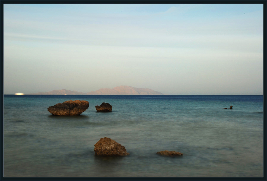 В лучах заката Красное море
