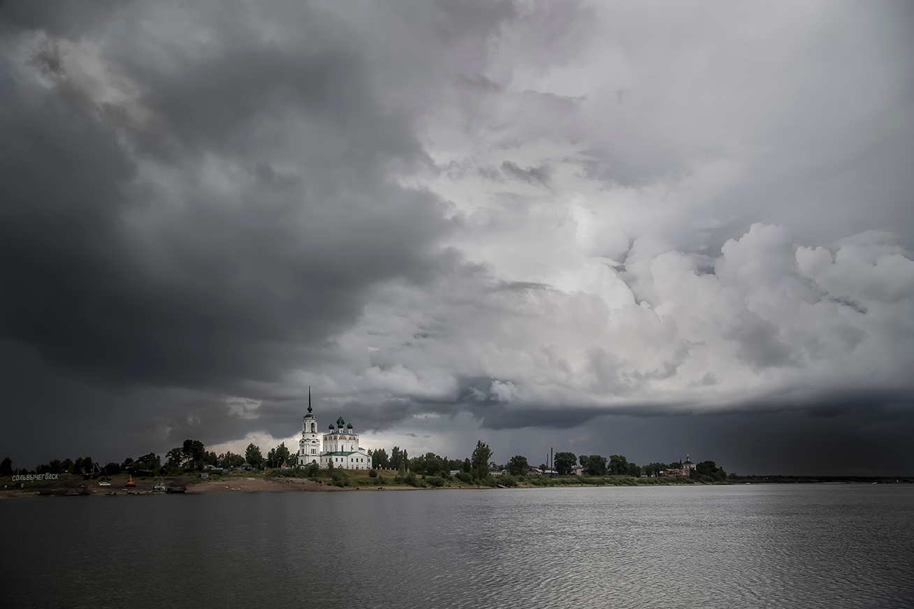 Затяжные дожди. река Вычегда Сольвычегодск небо облака пасмурно ненастье