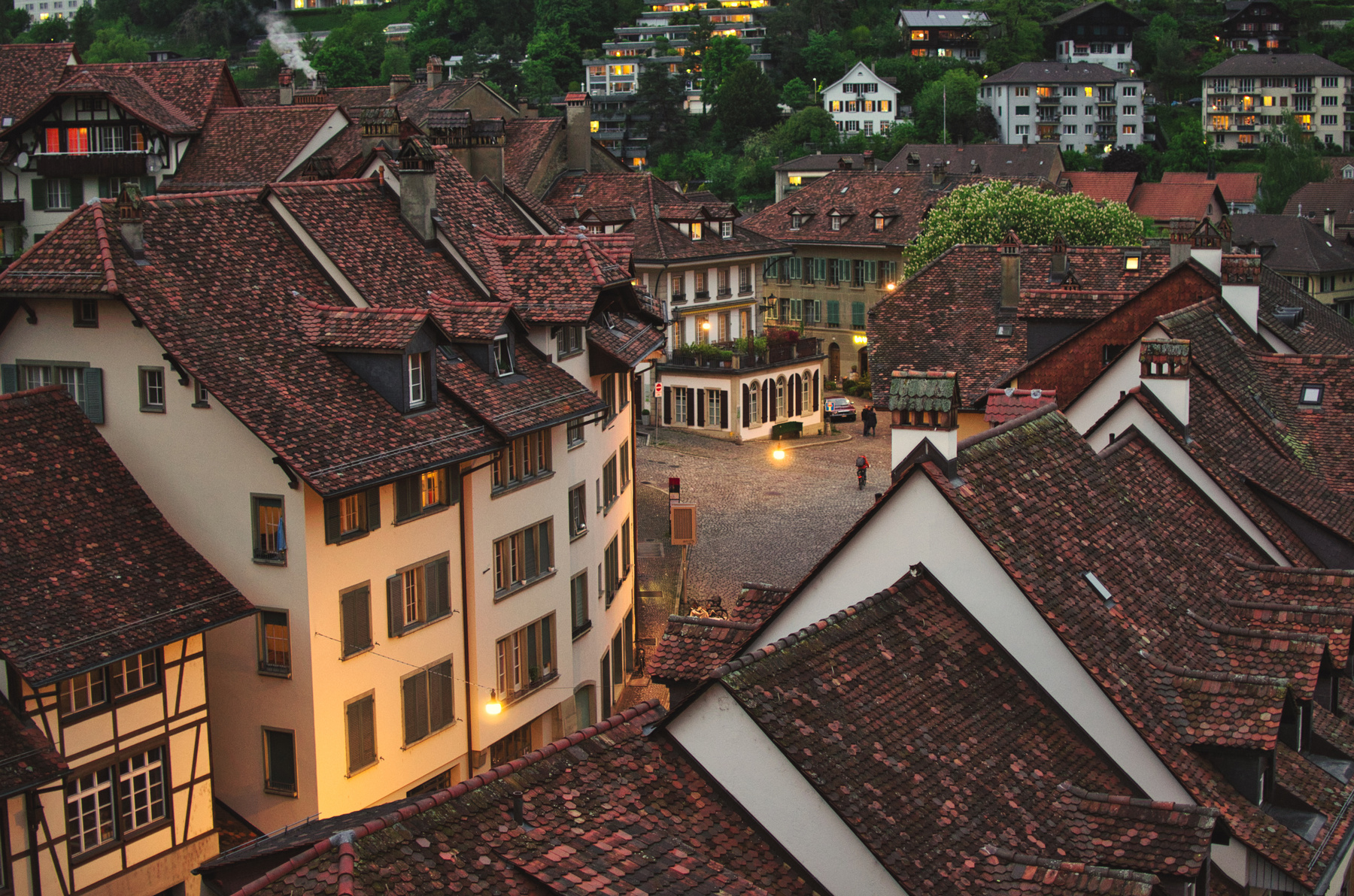 Берн Берн Швейцария город улица вечер крыши уличная фотография старая Европа домики дома швейцарские площадь уютный вечерний свет старый путешествие фонари домов сверху