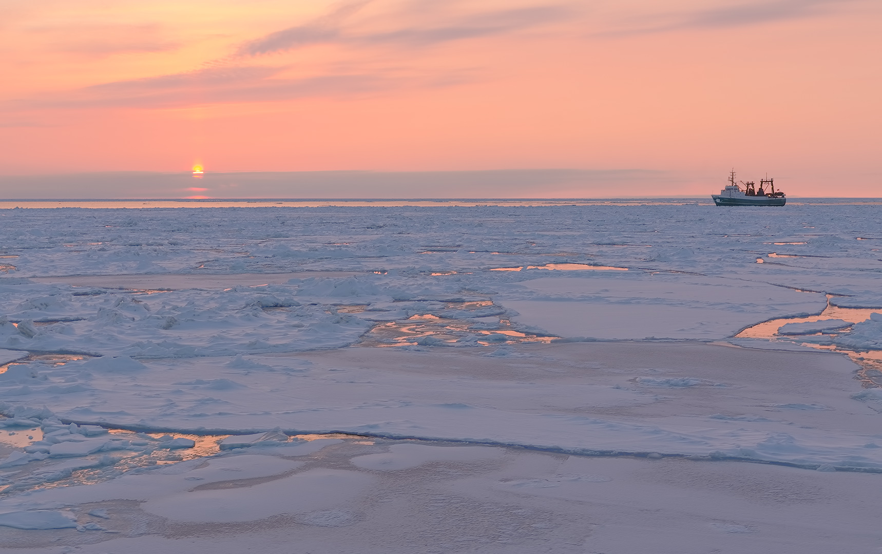 Sunset Ice вечер закат Охотское море судно льды