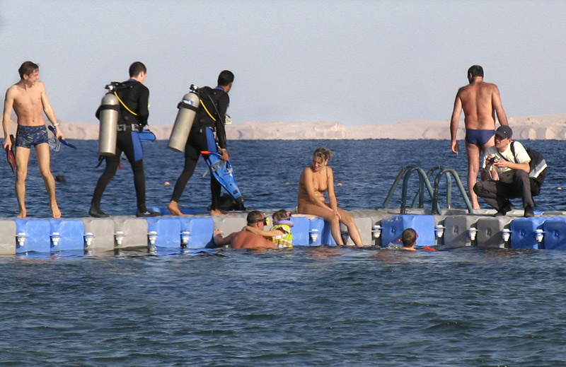 На фоне дайверов снимается семейство Красное море Шарм-эль-шейх пляж понтон