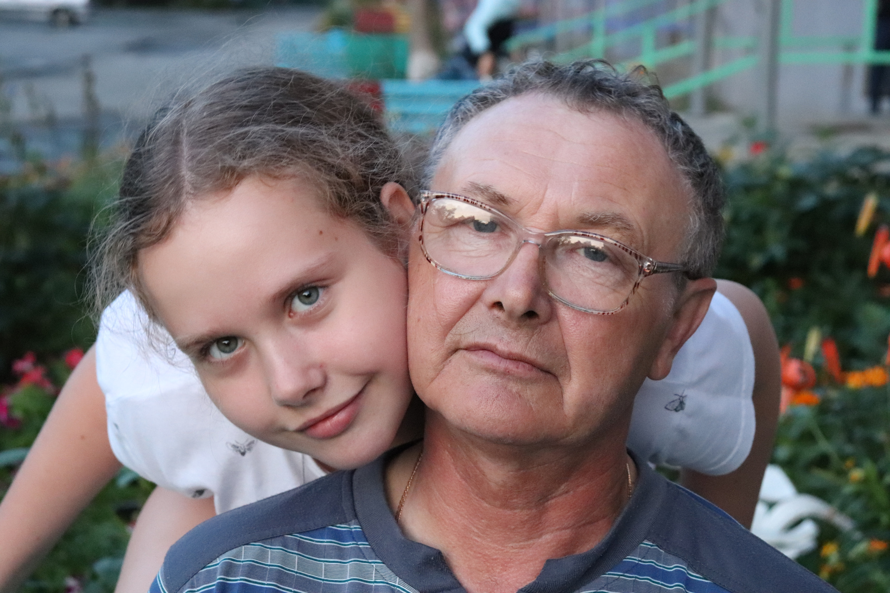 Дедушка и внучка дедушка внучка лето вечер
