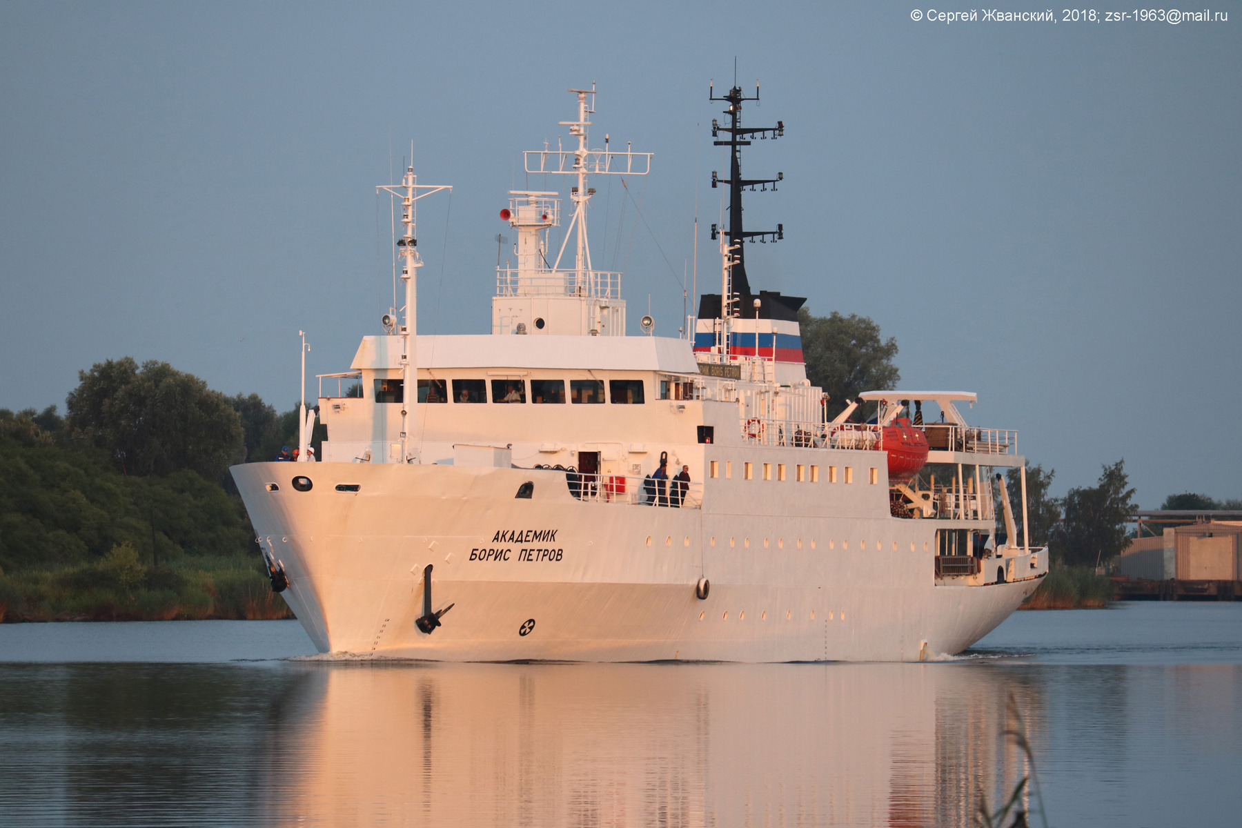 Научно-исследовательское судно "Академик Борис Петров" возвращается домой после длительного плавания и непродолжительного ремонта. Раннее утро 18 июля 2018 г. 