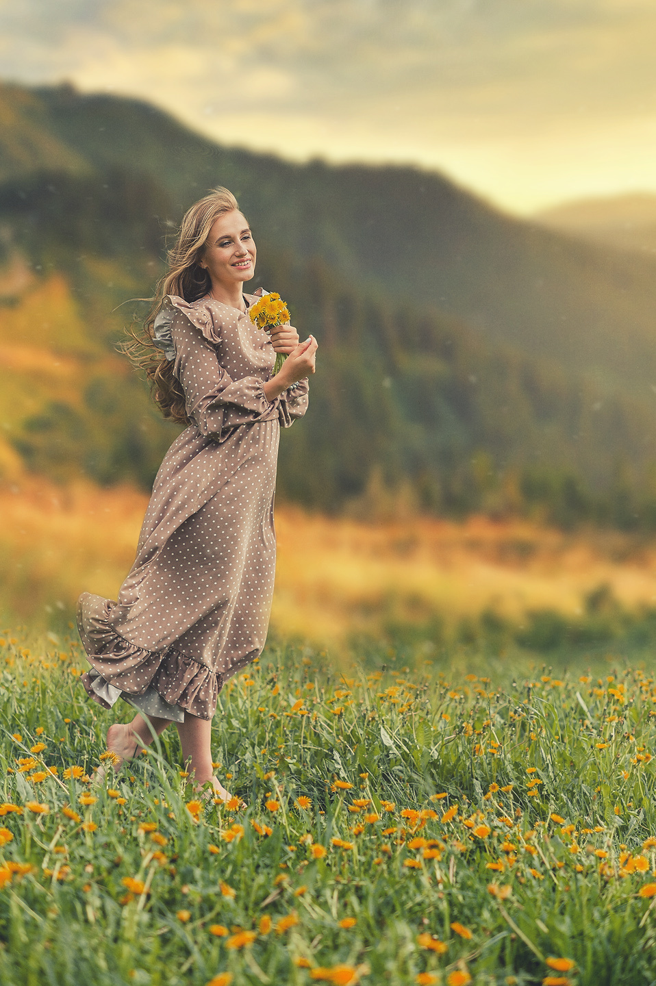 Алтай в мае девушка вечет одуванчик платье волосы горы пейзаж закат солнце лето