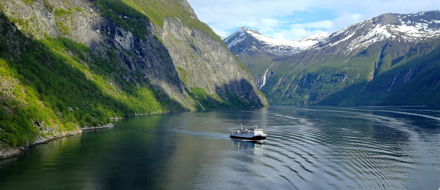 ***  ...в колыбели фьорда... фьорды горы кораблик природа красота путешествие
