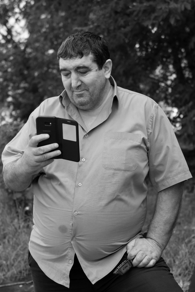 Из серии «На районе» Россия улица город стрит фото люди мужчина персонаж мода телефон жанр портрет район окраина