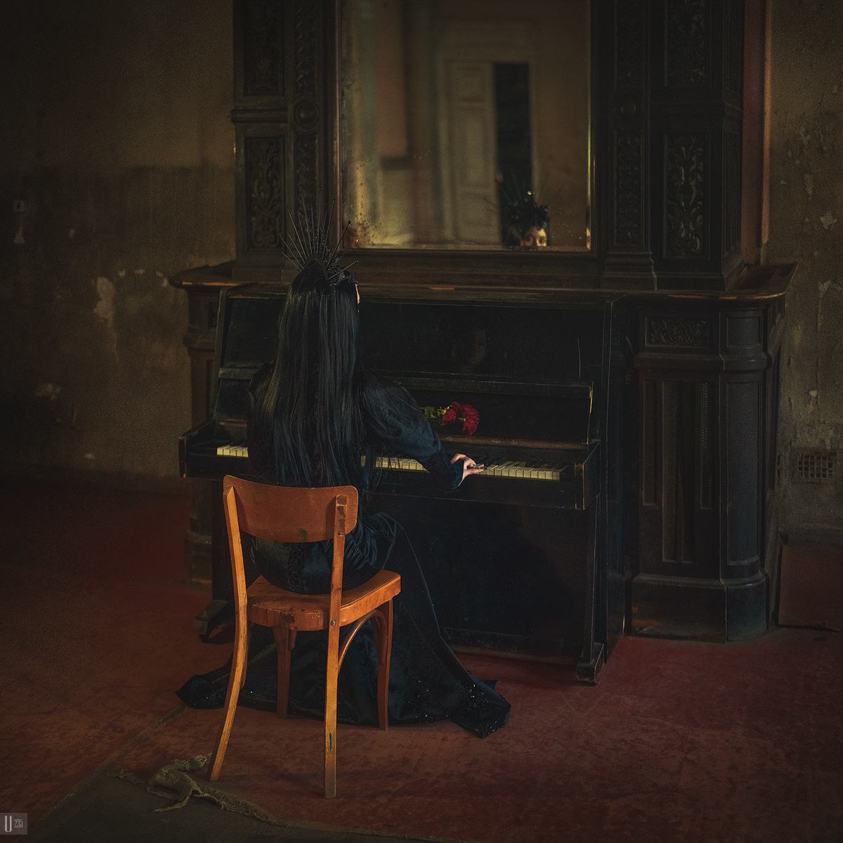 Судьбы. Ожидания портрет девушка корона платье груди роза замок пианино стул камин линолеум свет зеркало отражение разруха