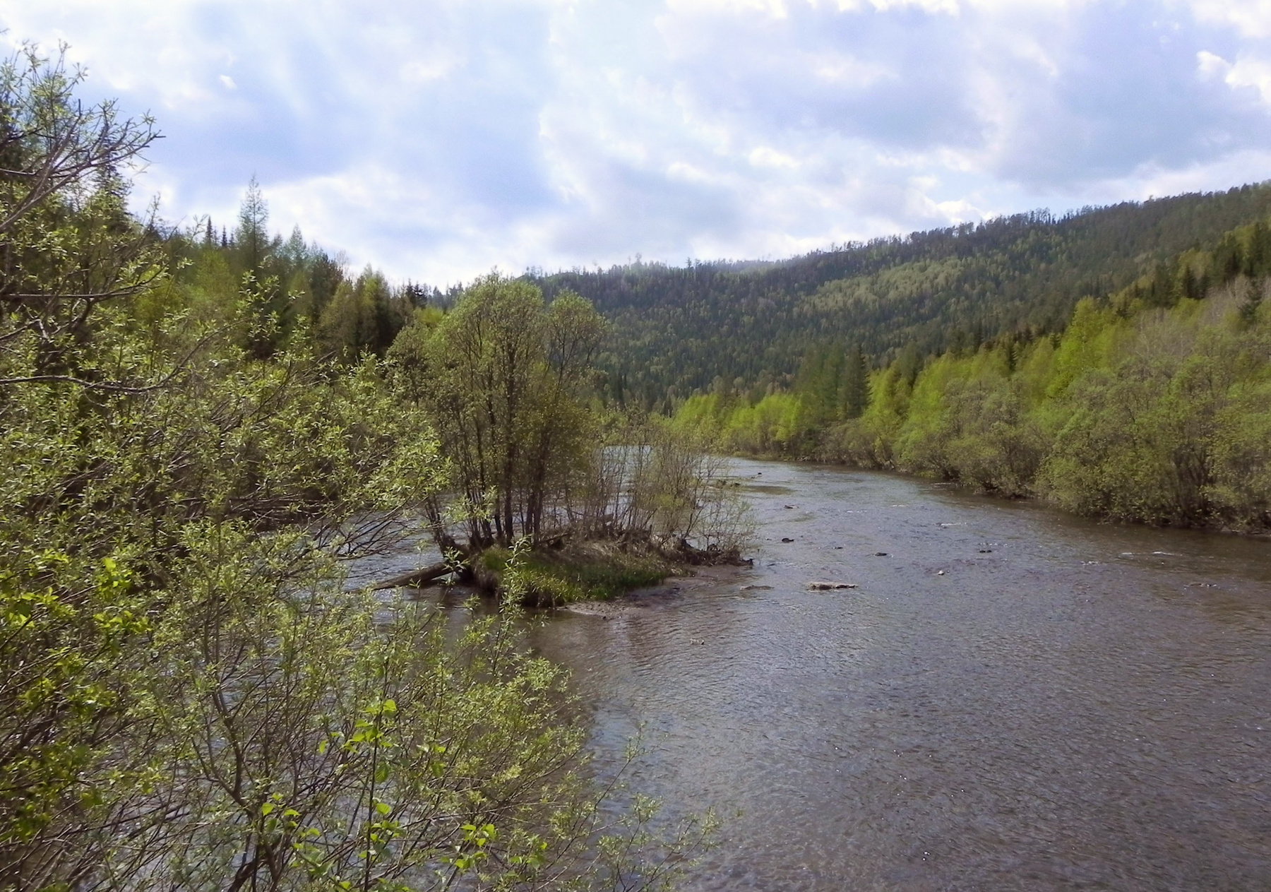 Таёжная речка Сибирь лето вода река горы небо