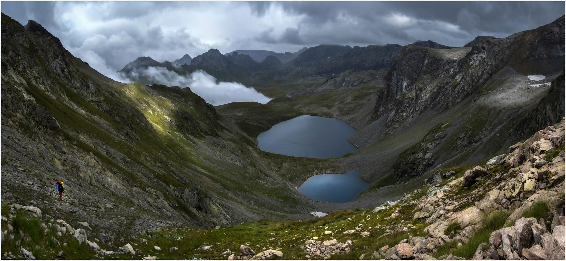 Человек и горы Горы озера человек Кавказ Архыз альпийский луг трава камни скалы тучи небо