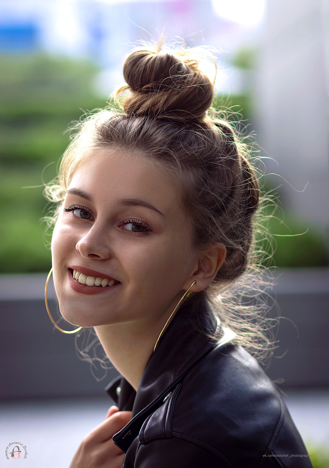 Улыбка Александры девушка портрет модель улыбка лето Екатеринбург красивая серьги