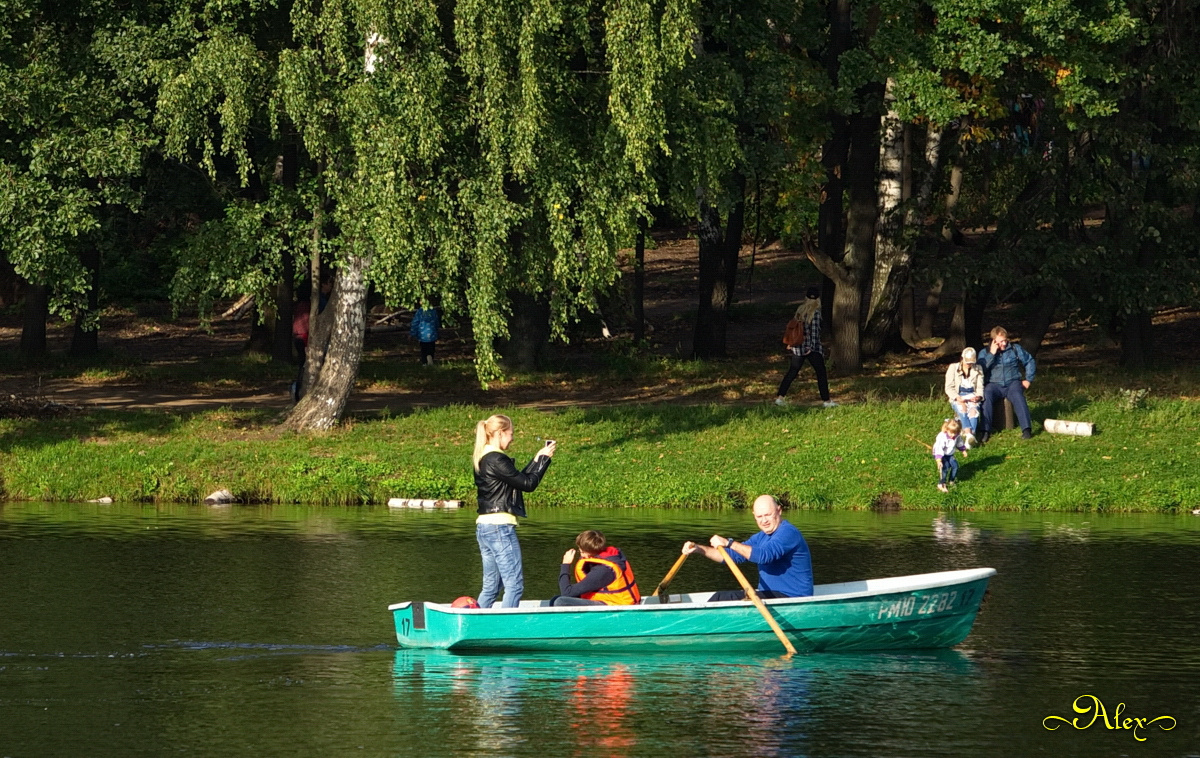Выходной день на прудах пруд парк Кузьминки лодка люди природа