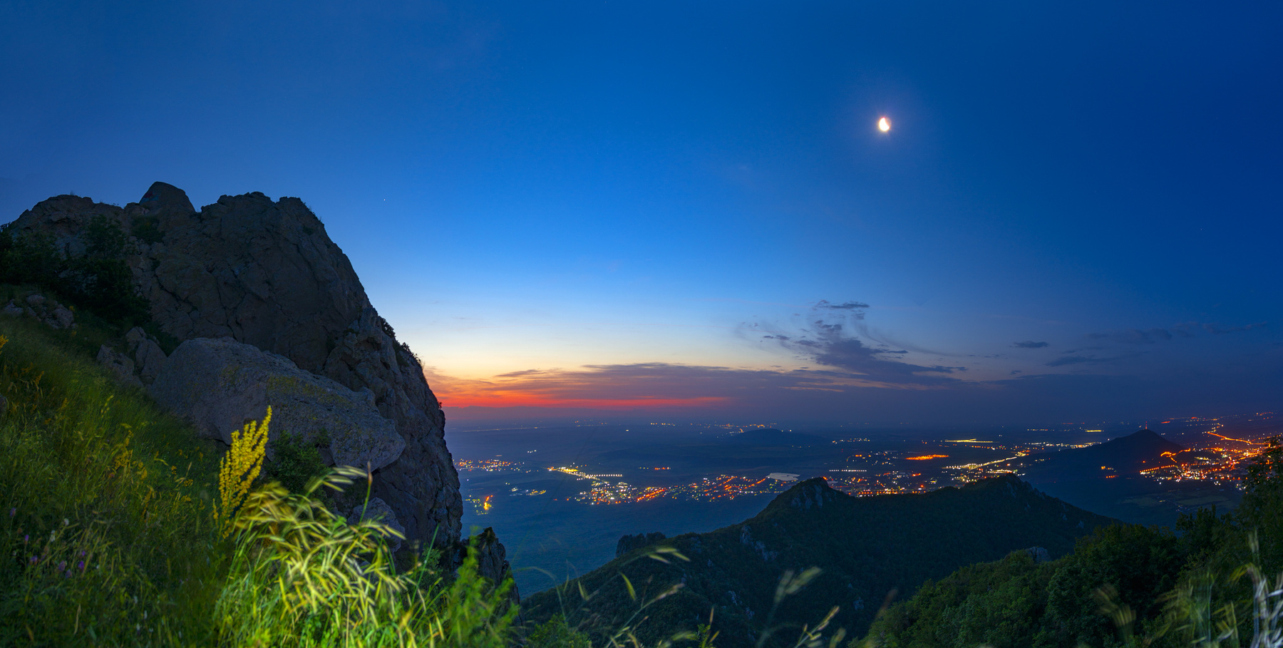 Предрассветная ночь пятигорск бештау машук луна панорама пейзаж